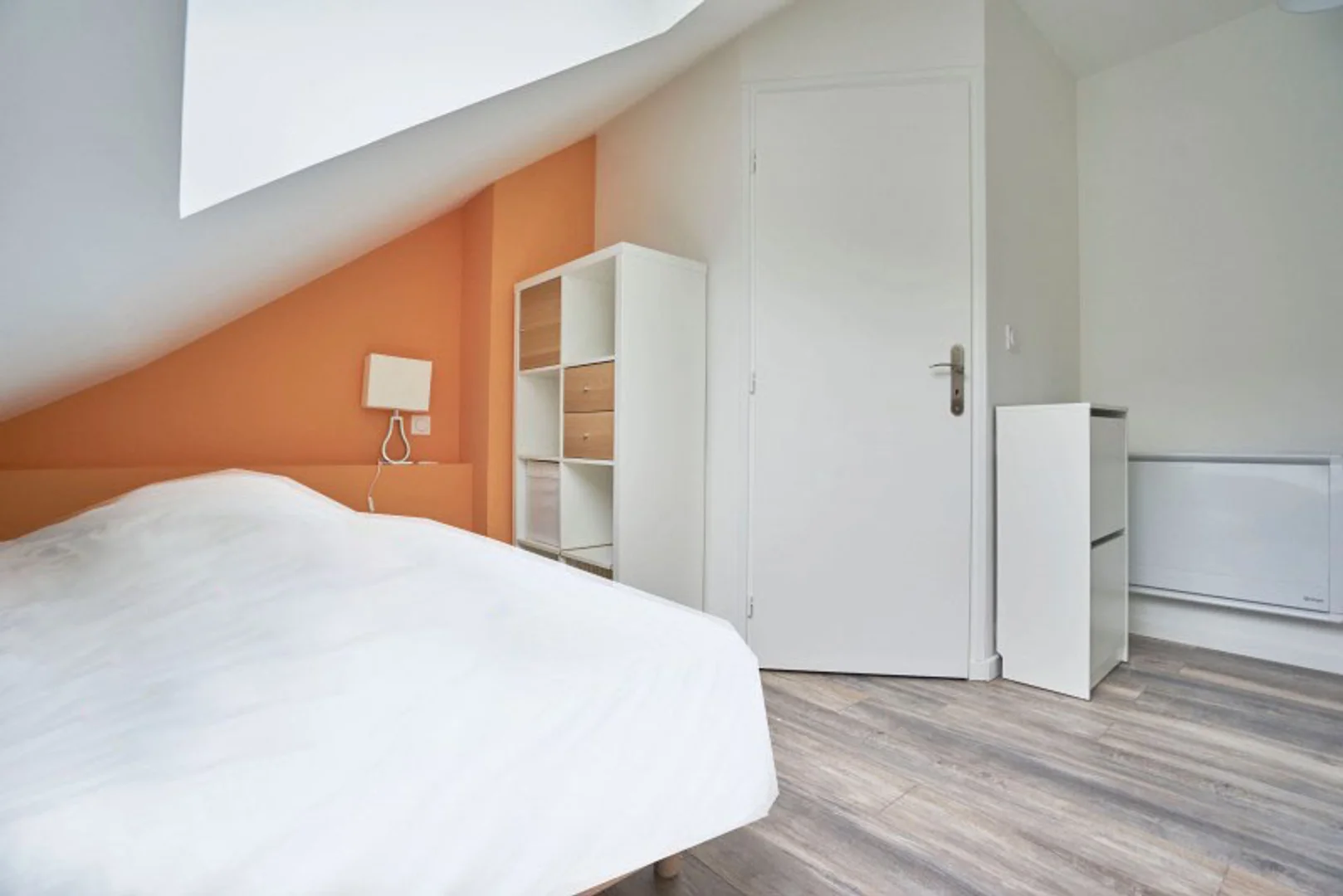 Chambre abordable pour les étudiants avec un bon éclairage dans
