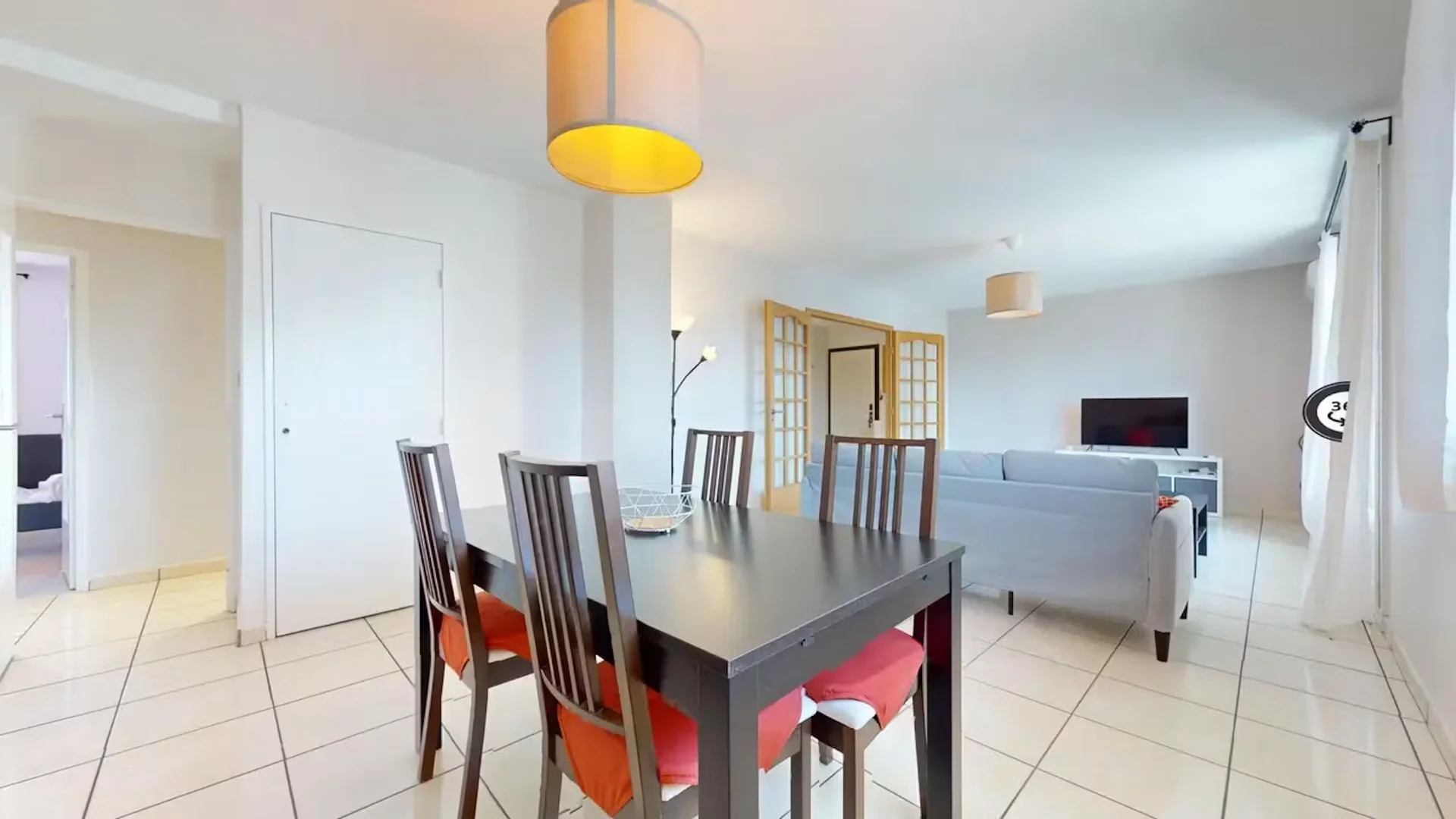 Habitación estudiantil luminosa y aireada con fácil acceso a la universidad en 