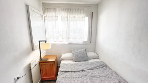 Quarto para alugar com cama de casal em Sabadell