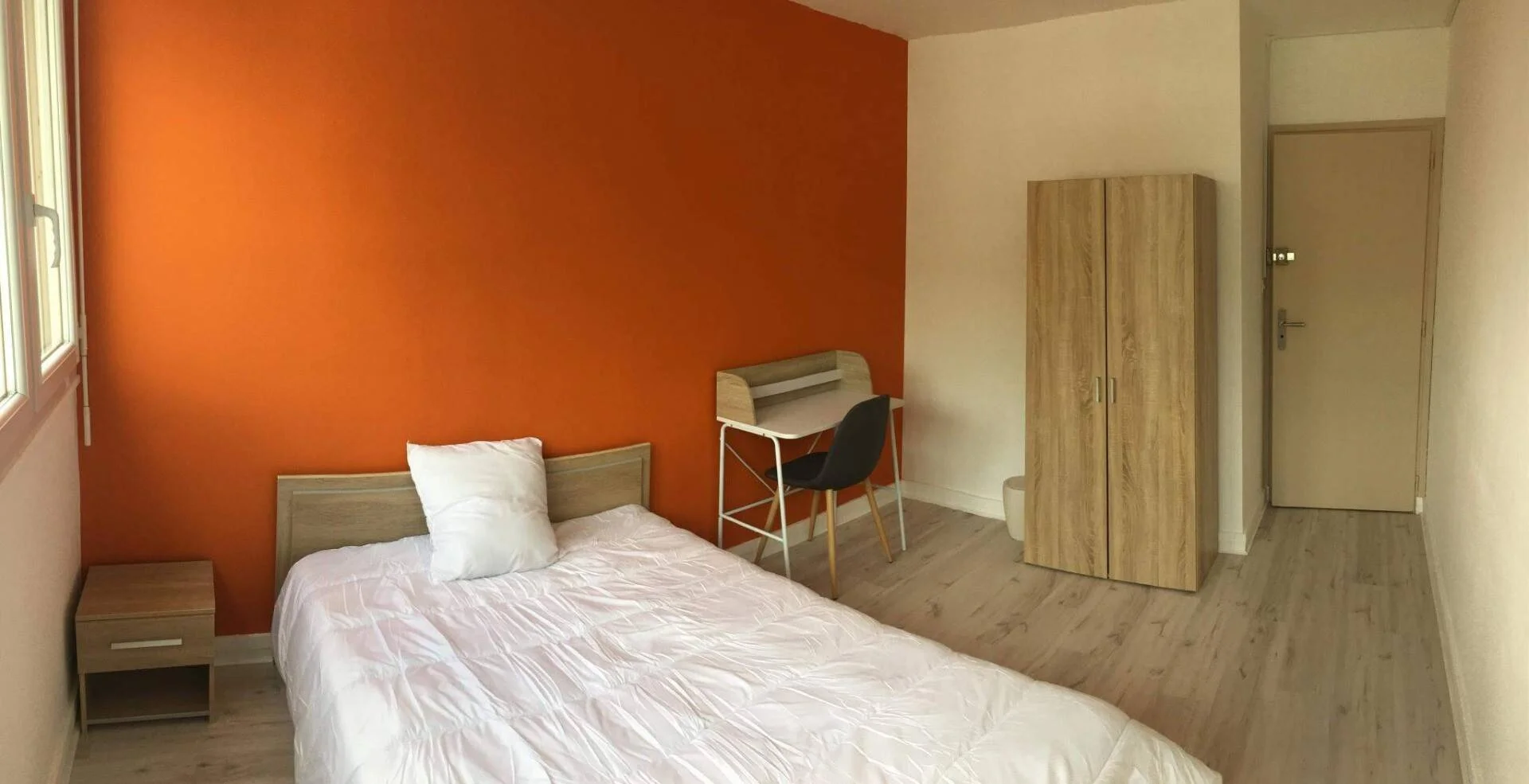 Comfortable and spacious student room in 