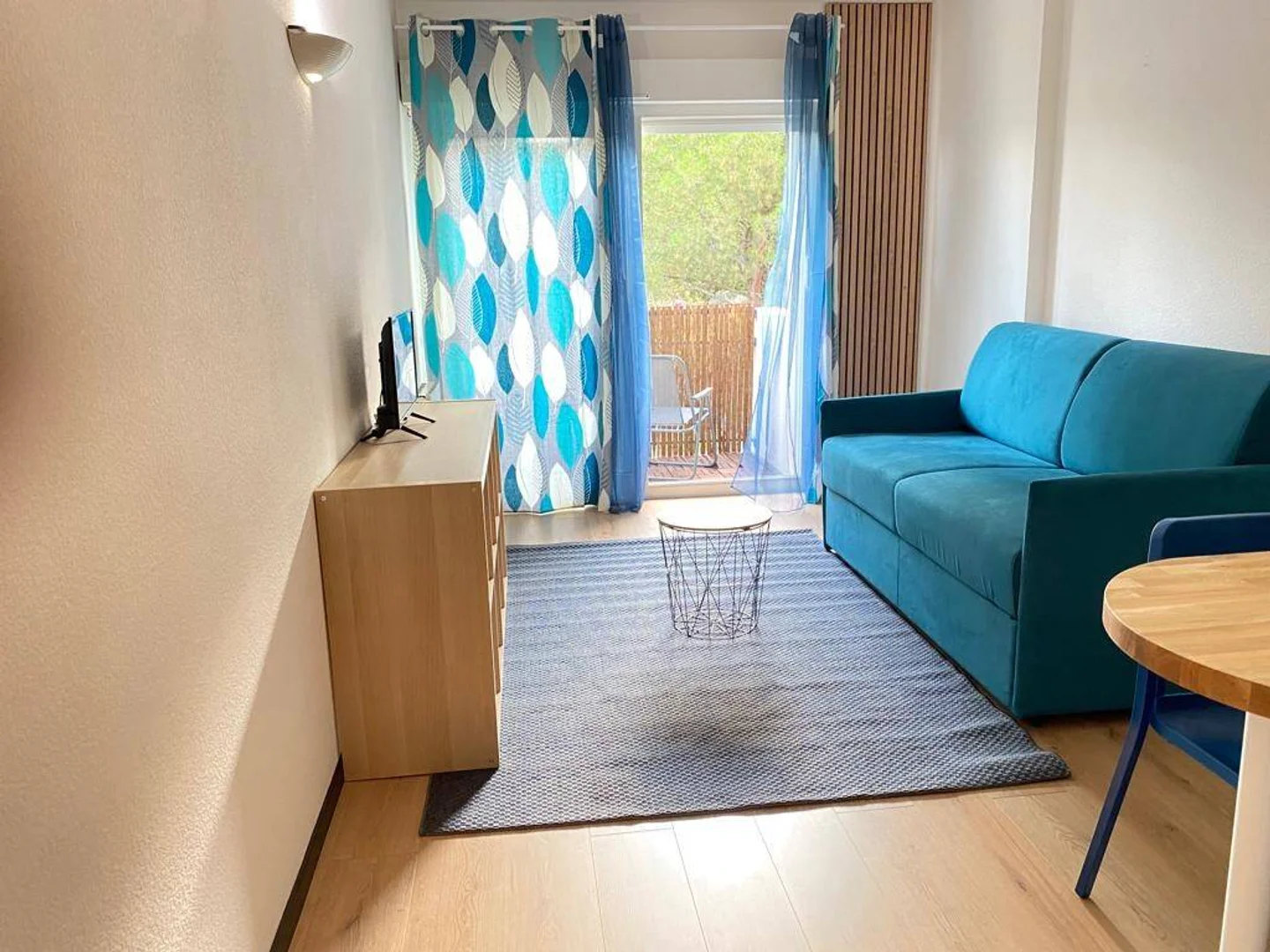 Studentenzimmer in  mit Arbeitsbereich und Gemeinschaftseinrichtungen