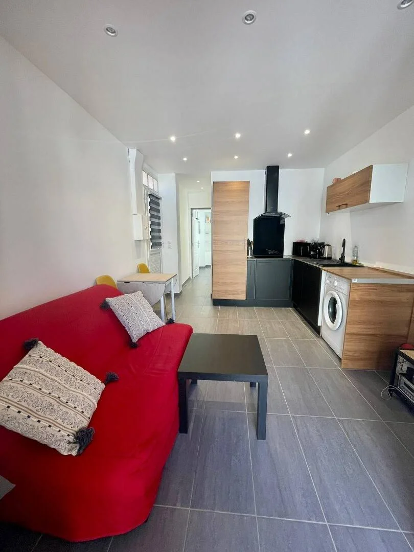 Quarto de estudante em  com área de estudo e instalações partilhadas