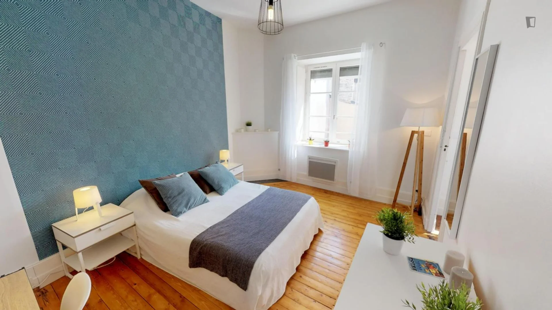 Quarto de estudante confortável e espaçoso em