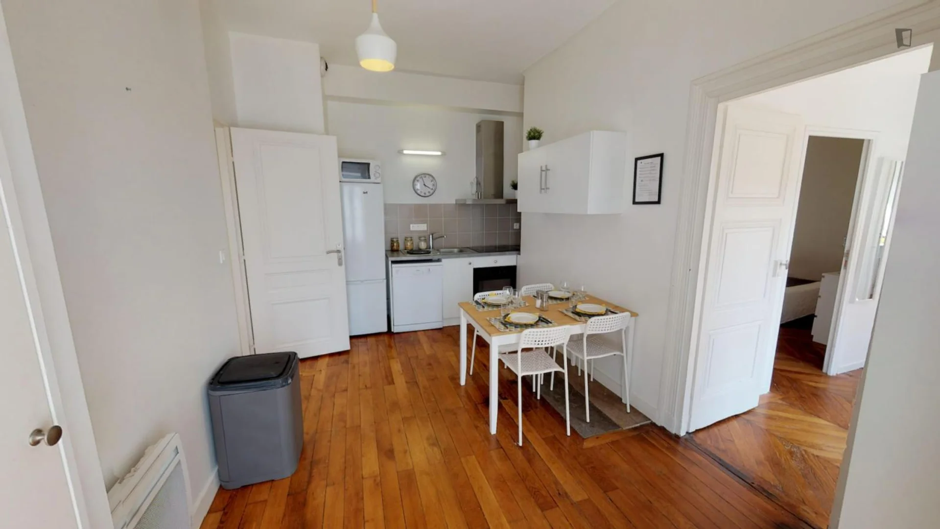 Quarto de estudante confortável e espaçoso em