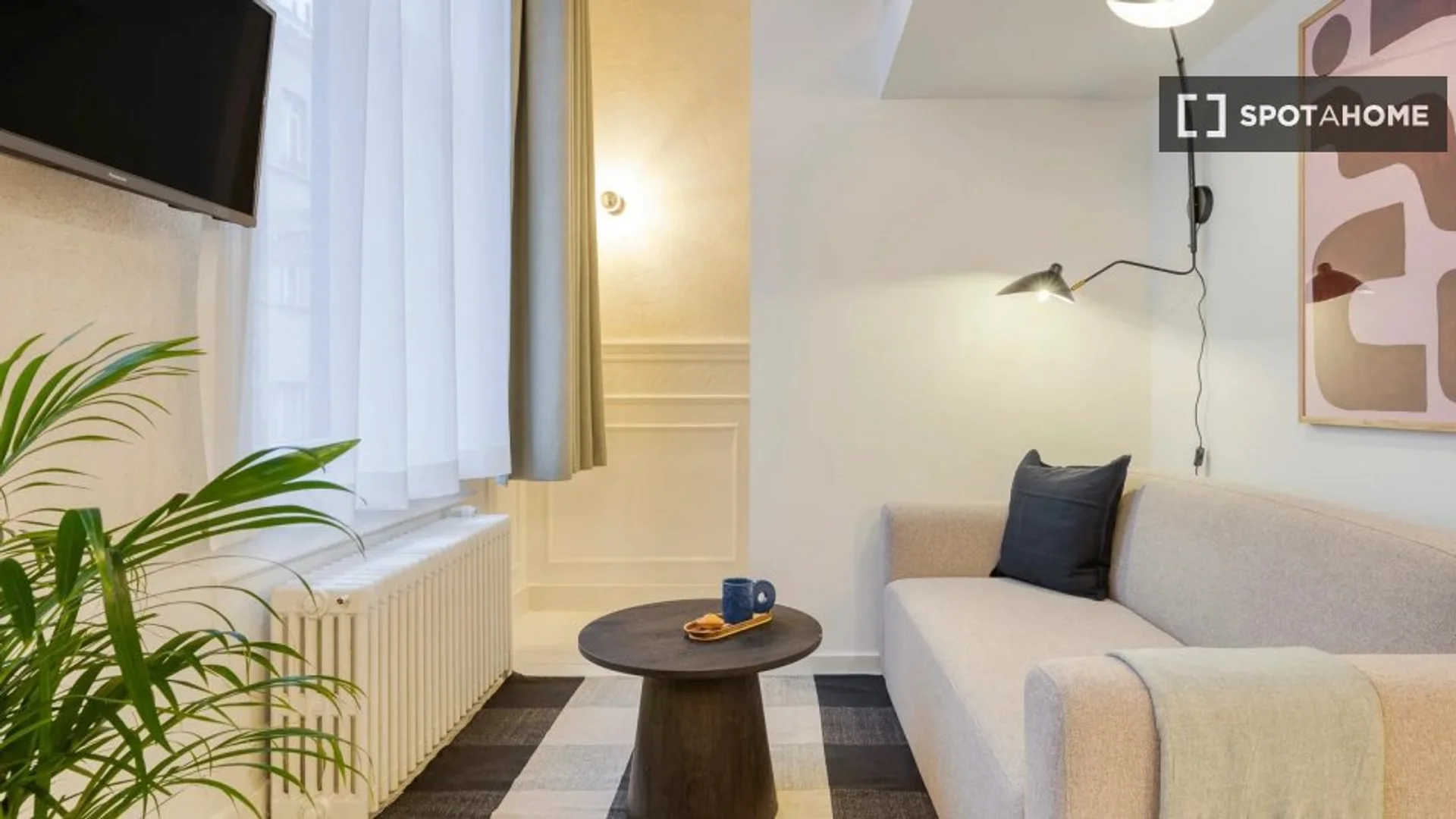 Chic studio apartment near campus in 
