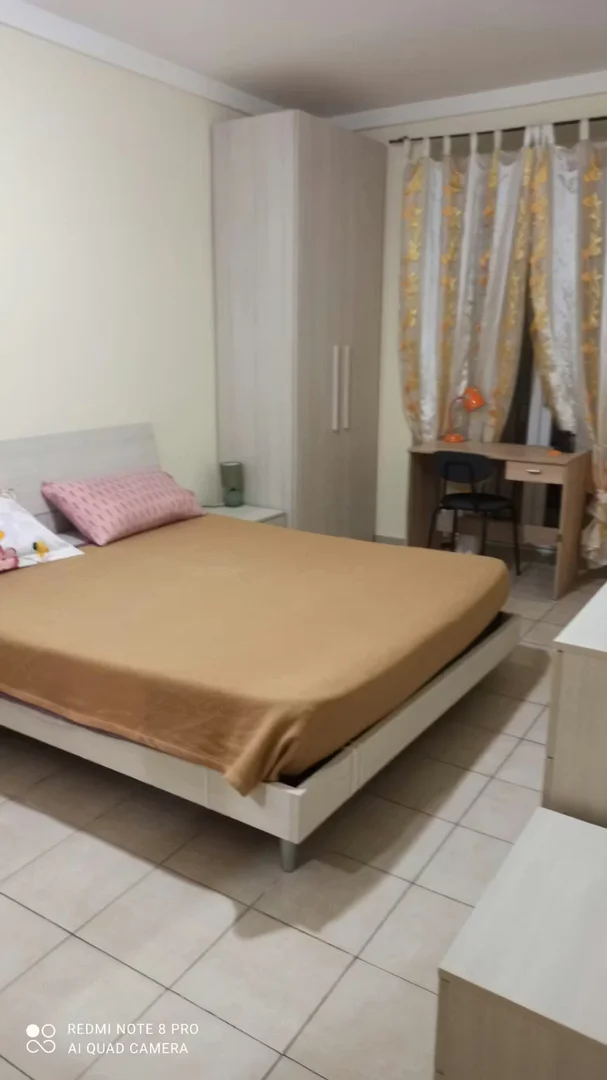 'de öğrenci dairesinde, tamamen mobilyalı kiralık oda