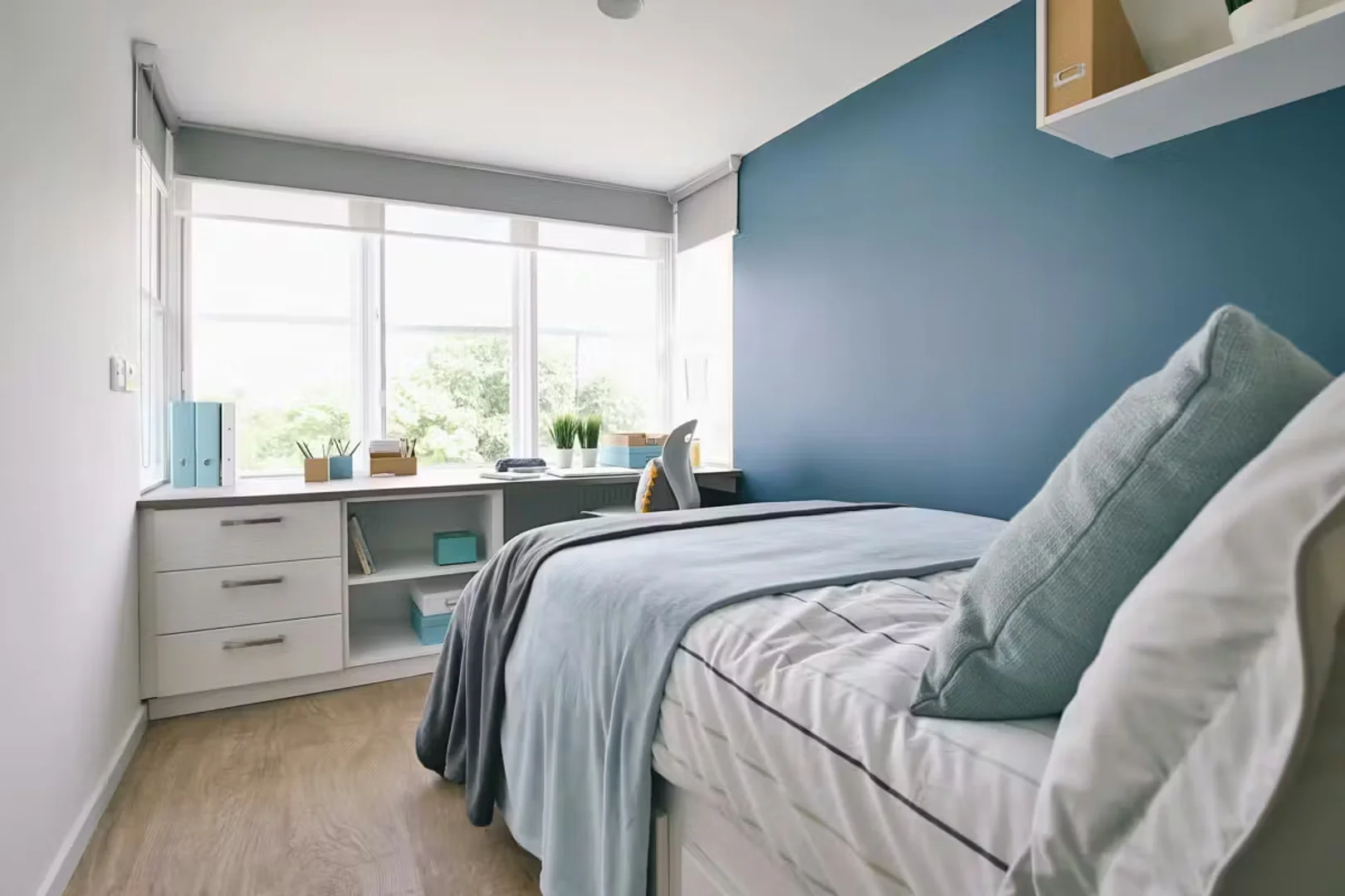 Quarto de estudante em  com área de estudo e instalações partilhadas