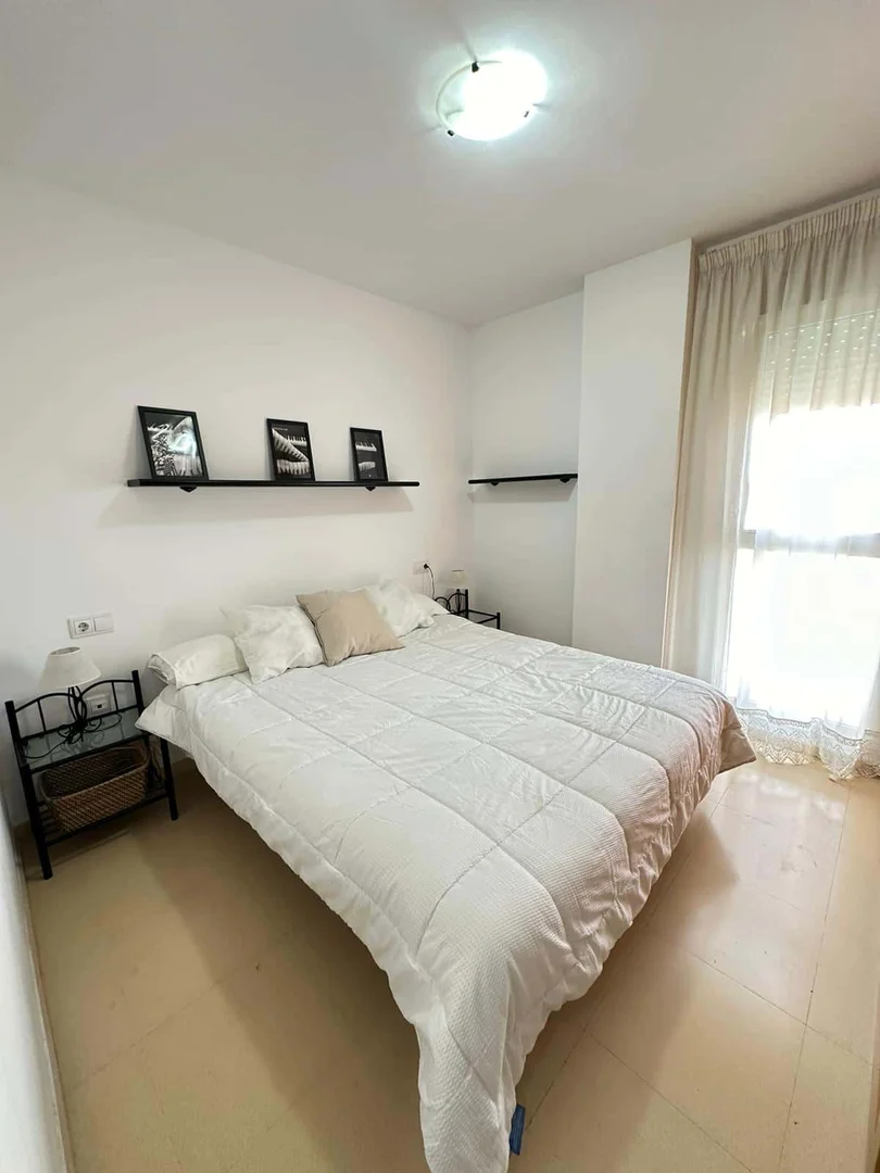 Quarto de estudante em  com área de estudo e instalações partilhadas