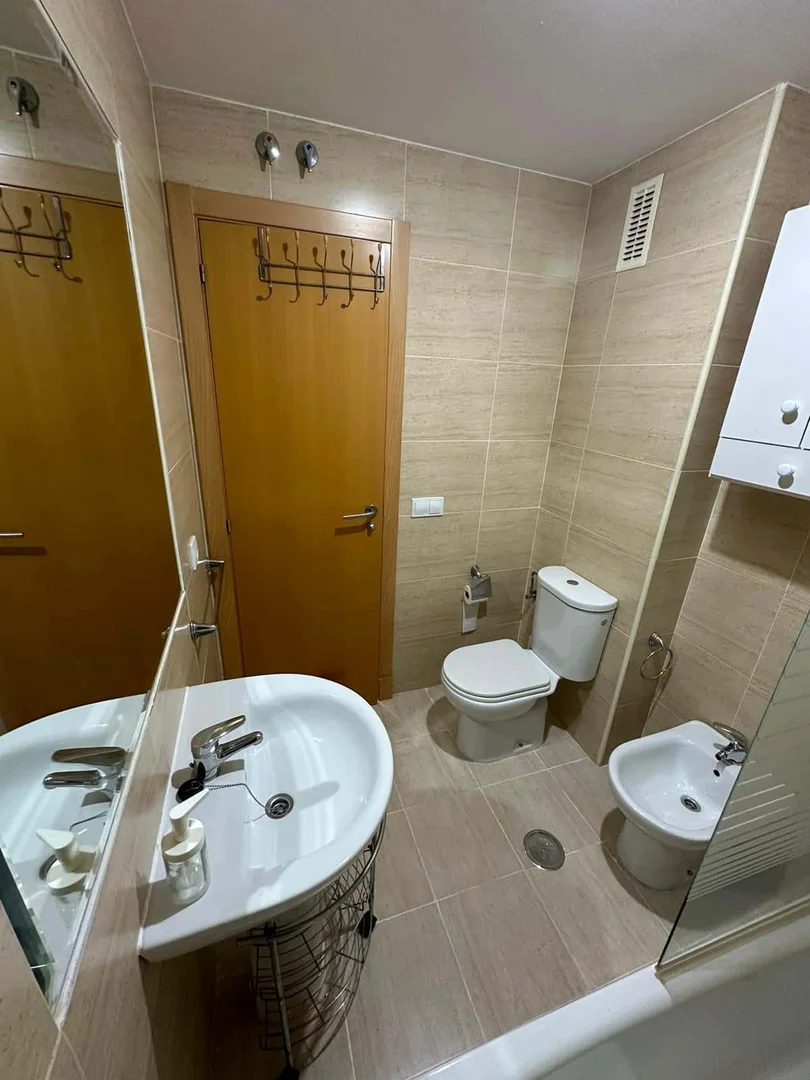 Quarto de estudante em  com área de estudo e instalações partilhadas