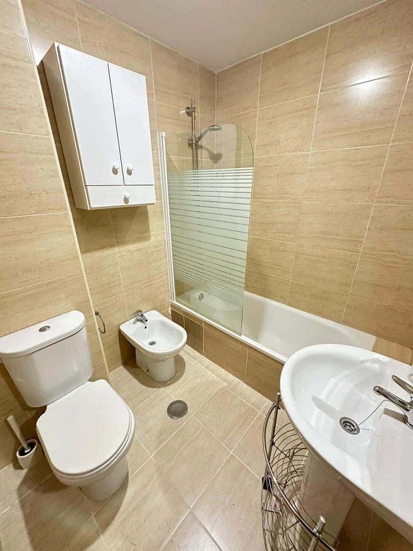 Quarto para alugar em apartamento de estudantes em , totalmente mobilado