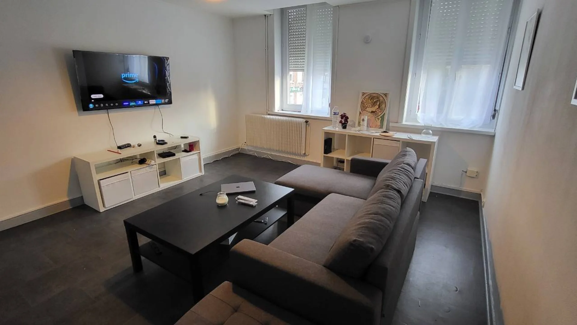 Quarto de estudante em  com área de estudo e instalações partilhadas