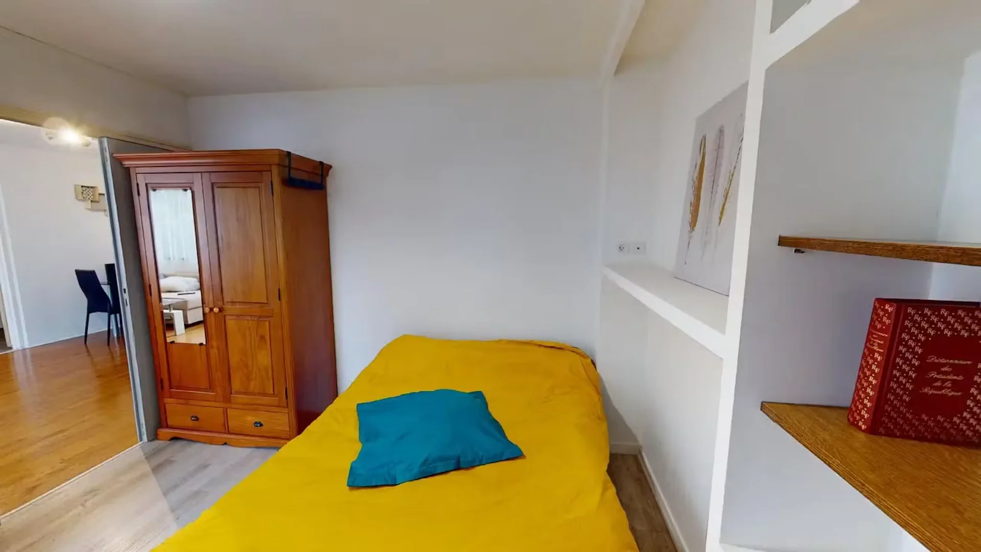 Comfortable and spacious student room in