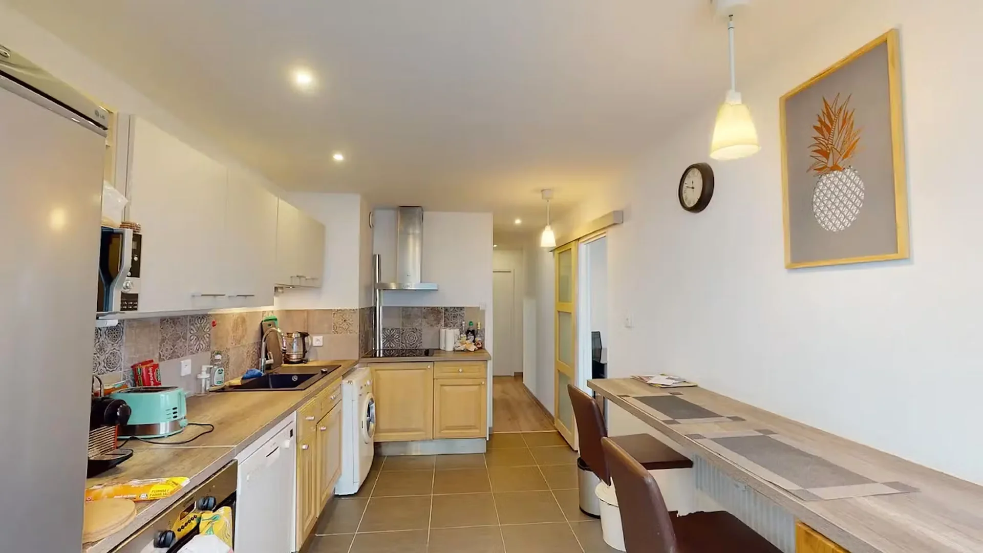 Bright and airy student room with easy university access in