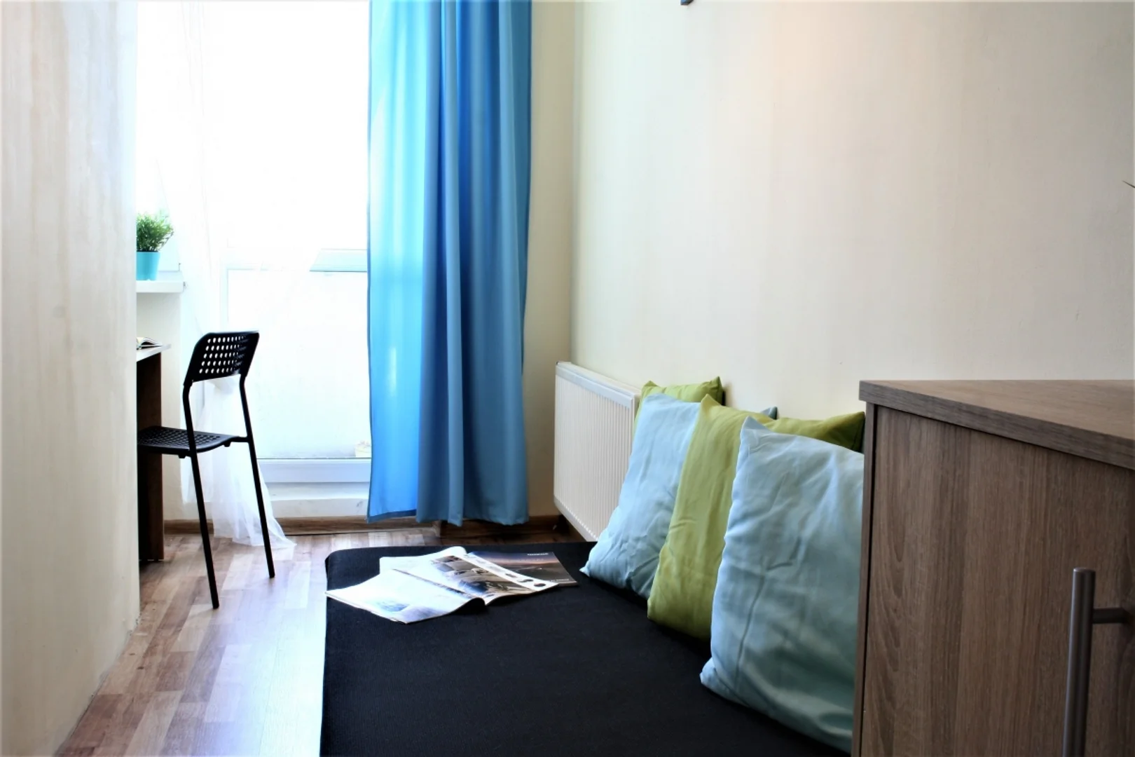 Studentenzimmer in  mit Arbeitsbereich und Gemeinschaftseinrichtungen