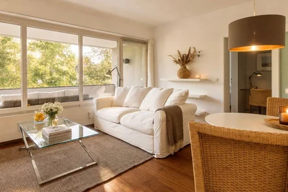 Zimmer mit Doppelbett zu vermieten {area}