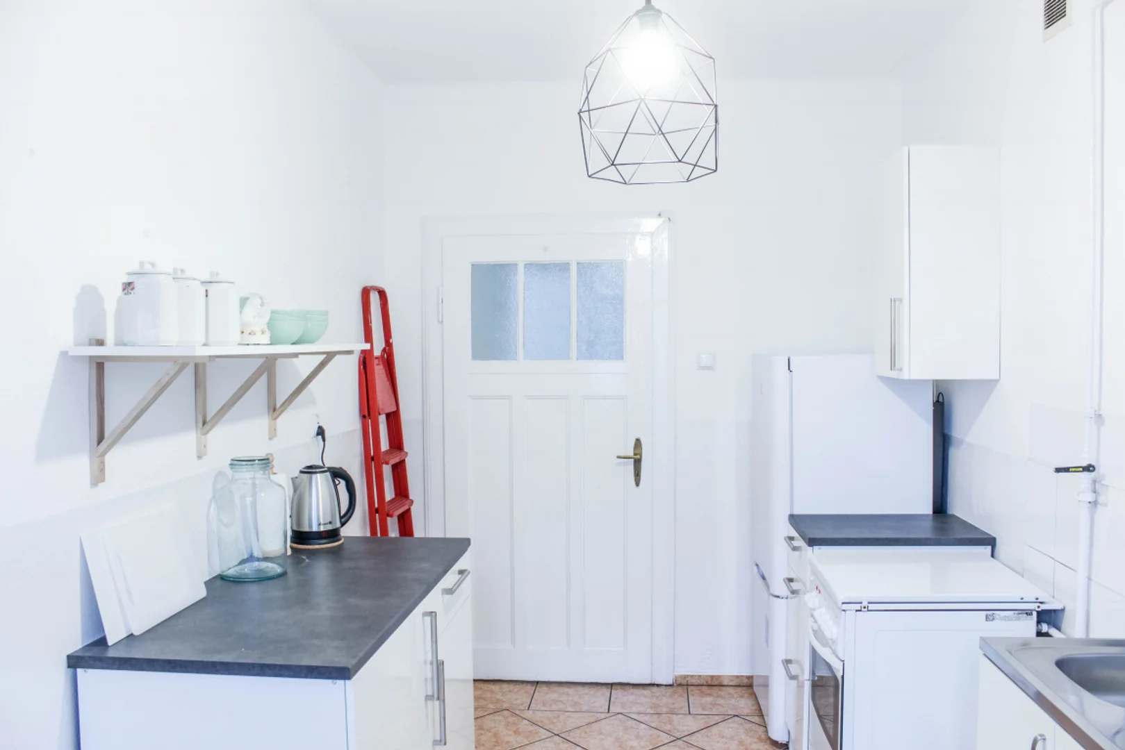 Habitación estudiantil luminosa y aireada con fácil acceso a la universidad en 
