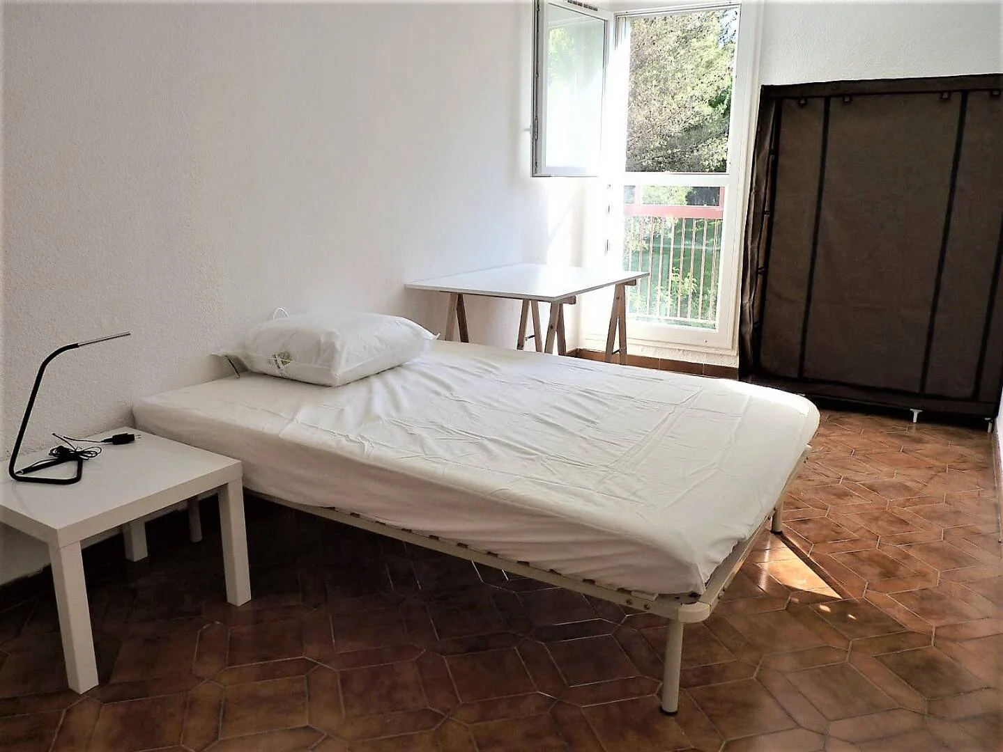 Quarto de estudante económico perto do campus em 