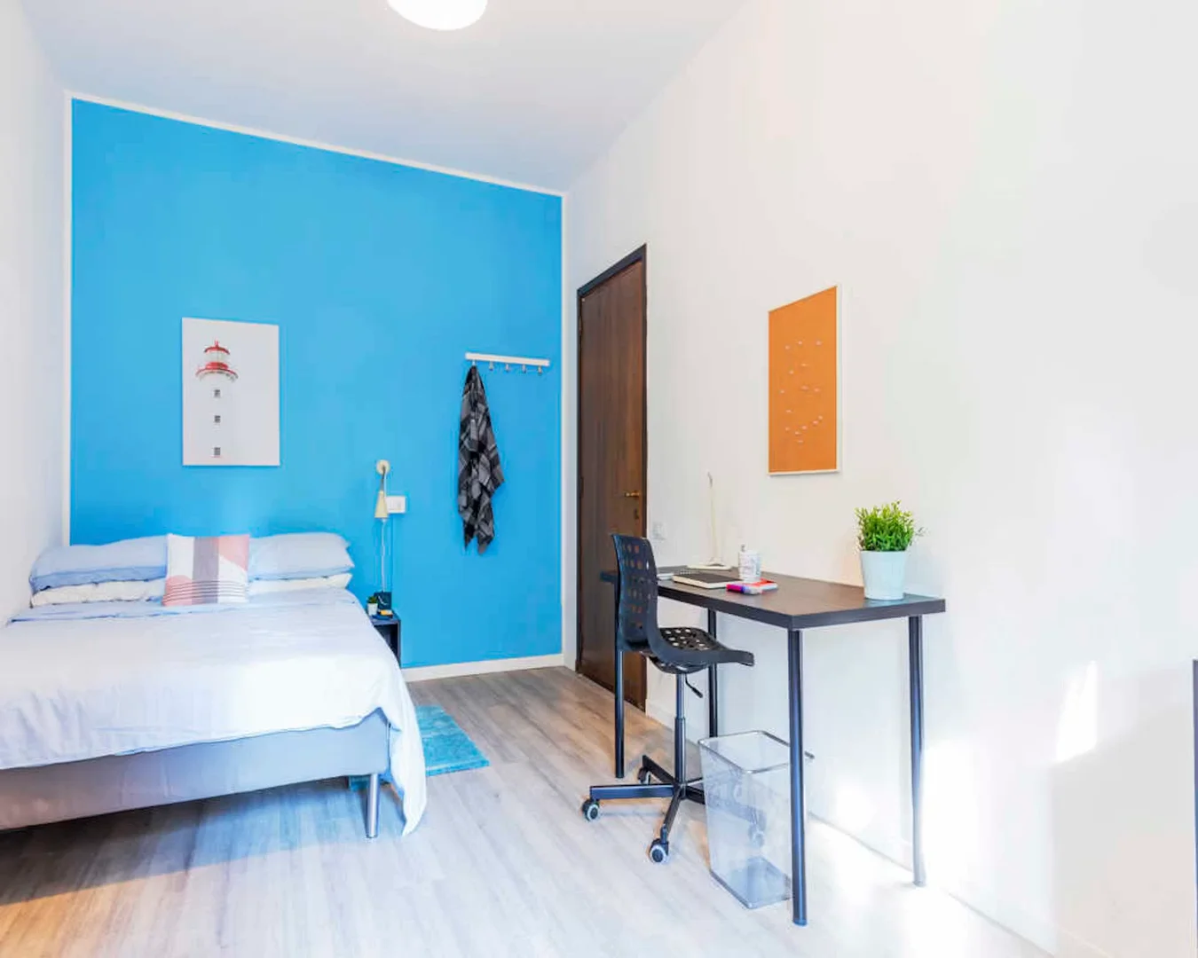 Quarto de estudante confortável e espaçoso em 