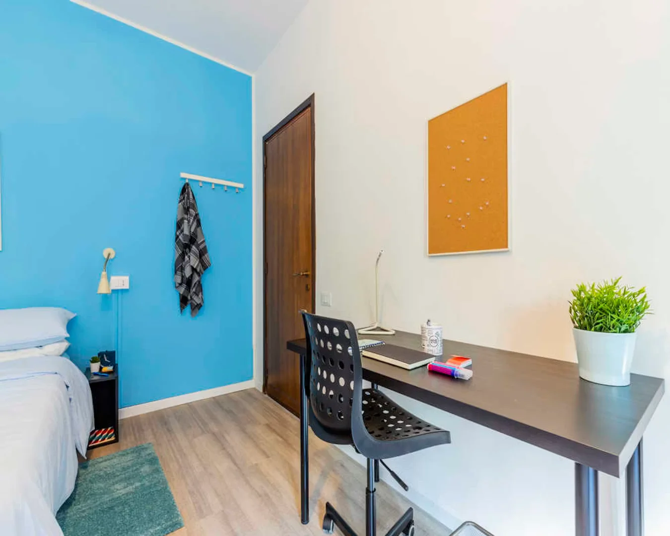 Quarto de estudante em  com área de estudo e instalações partilhadas