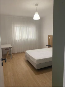 Bright private room in Leiria