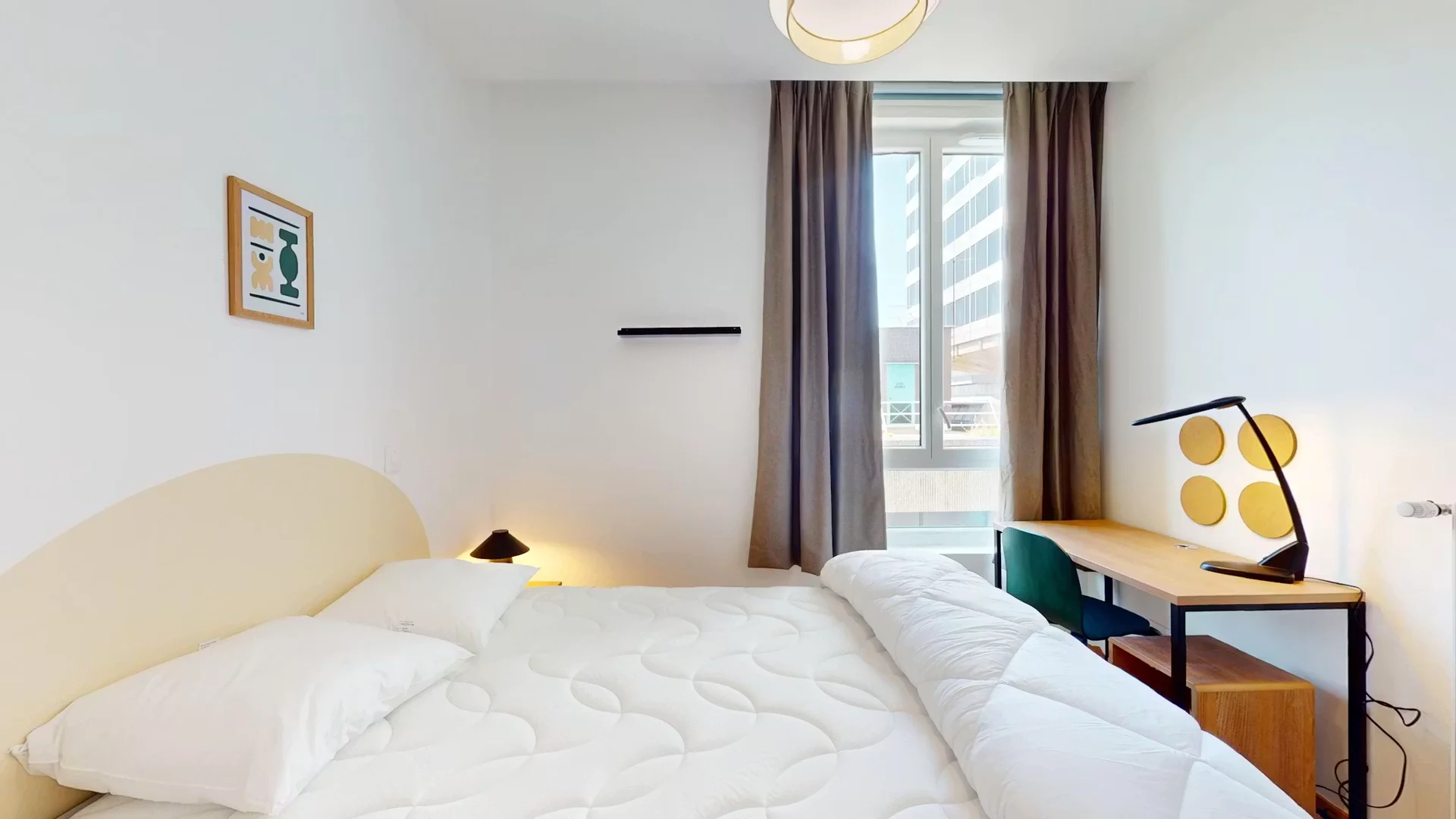 Habitación estudiantil luminosa y aireada con fácil acceso a la universidad en 
