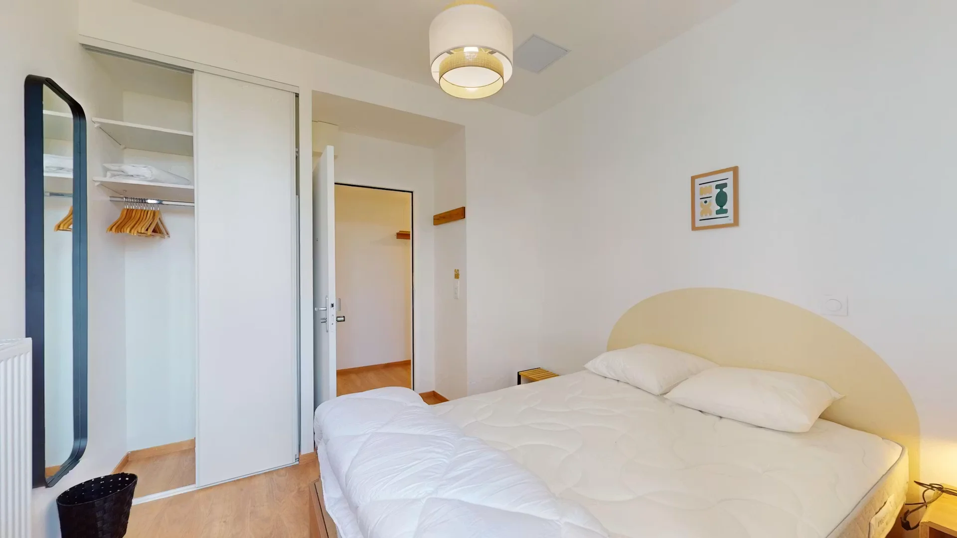 Habitación estudiantil luminosa y aireada con fácil acceso a la universidad en 