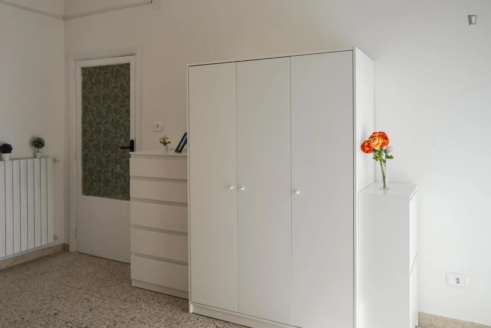 Chambre d'étudiant à  avec espace d'étude et installations communes
