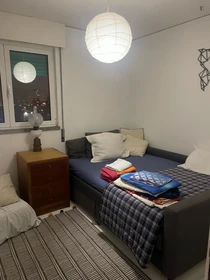 Cheap private room in Carcavelos