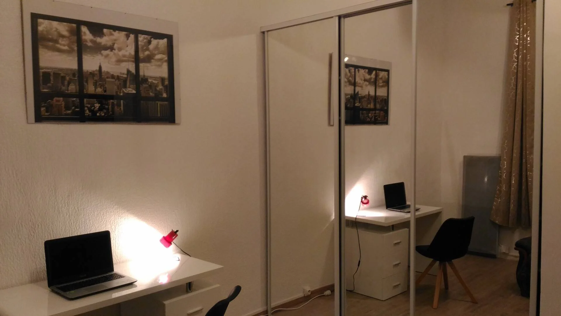 Habitación estudiantil luminosa y aireada con fácil acceso a la universidad en 