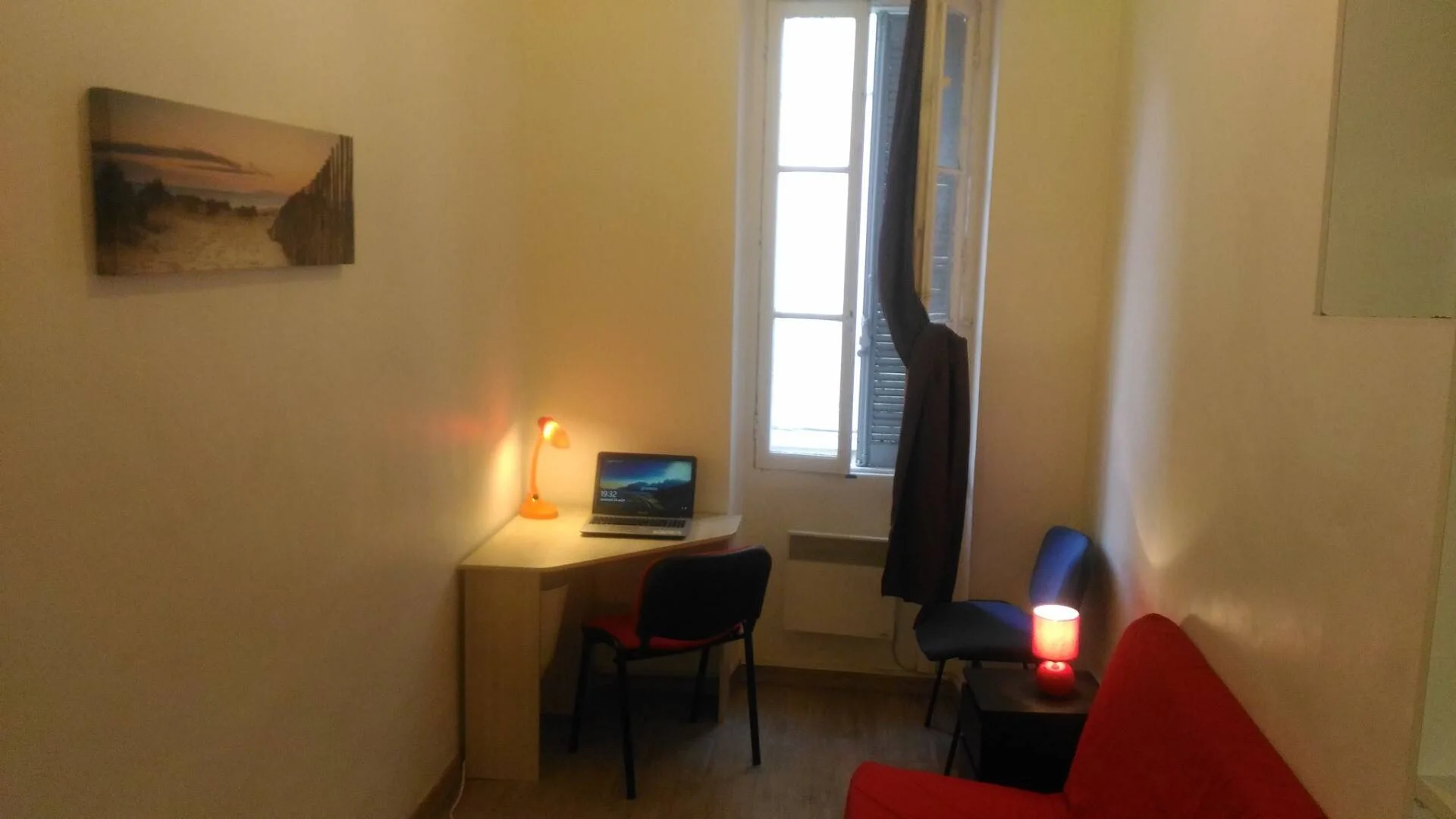 Habitación estudiantil luminosa y aireada con fácil acceso a la universidad en 