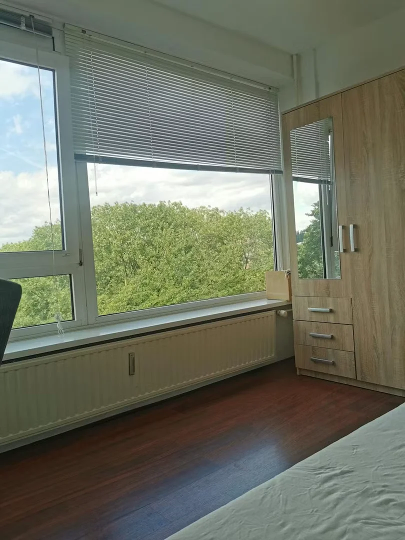 Quarto de estudante económico com localização conveniente em 