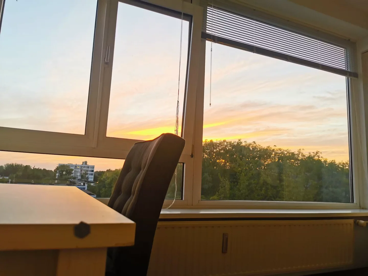 Quarto de estudante luminoso e arejado com acesso fácil à universidade em 