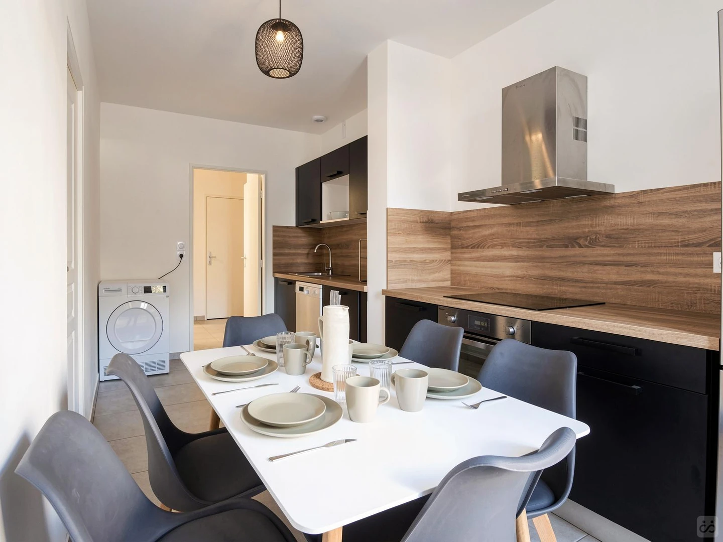 Habitación estudiantil luminosa y aireada con fácil acceso a la universidad en 