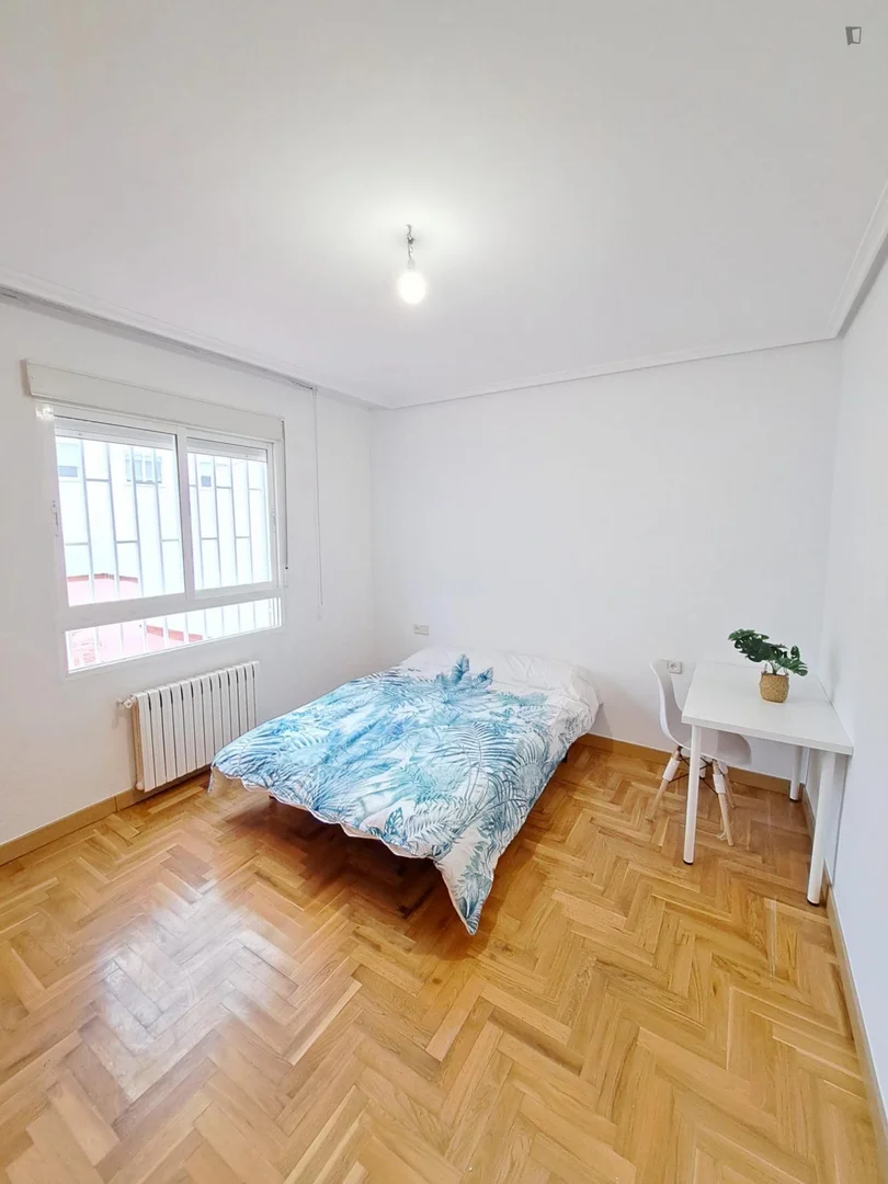 Habitación estudiantil amplia y cómoda en 
