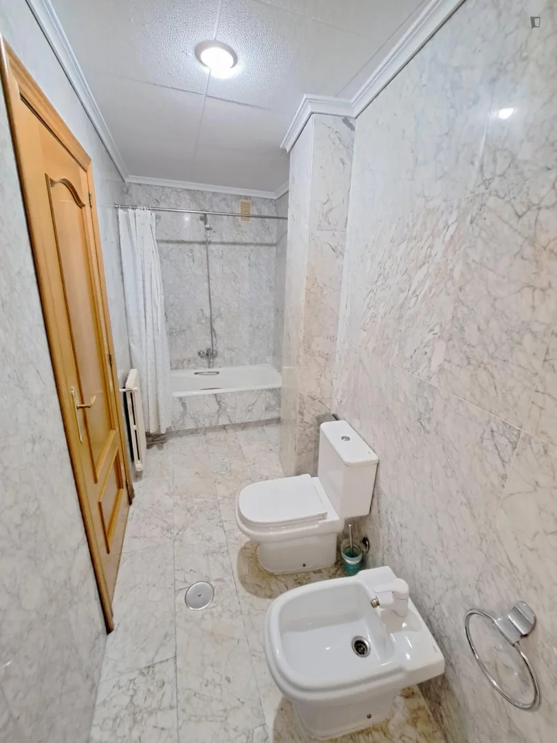 Habitación estudiantil luminosa y aireada con fácil acceso a la universidad en 