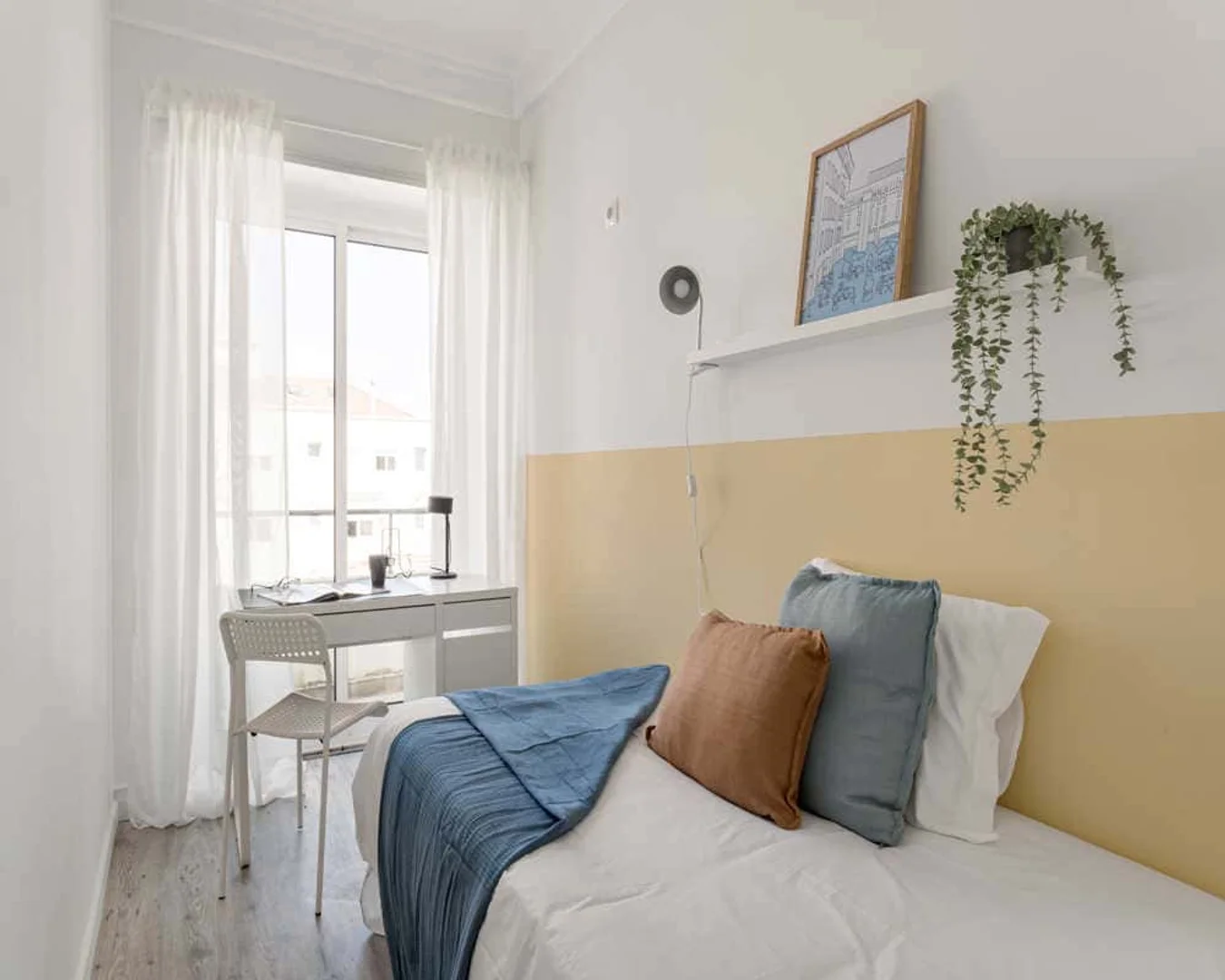 Chambre d'étudiant à  avec espace d'étude et installations communes