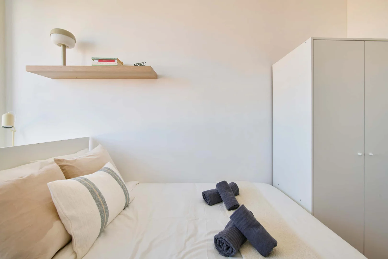 Habitación estudiantil luminosa y aireada con fácil acceso a la universidad en