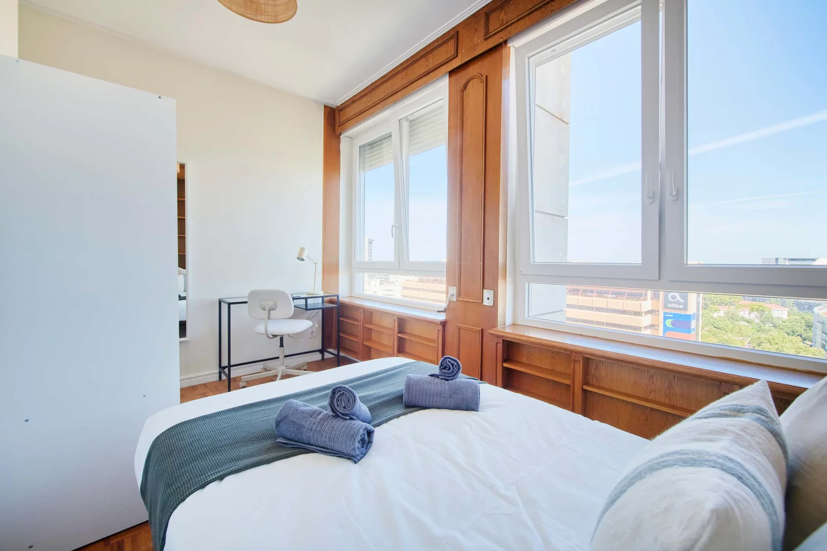 Habitación estudiantil funcional perfecta para estudiar en