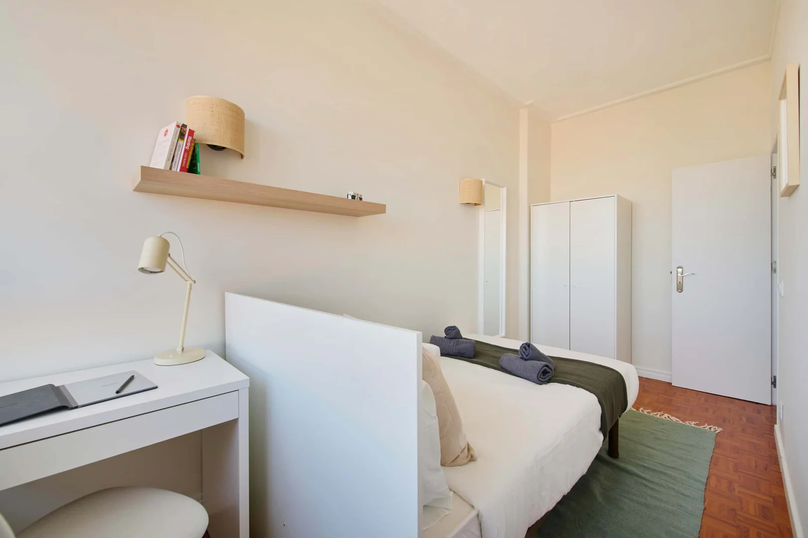 Habitación estudiantil luminosa y aireada con fácil acceso a la universidad en