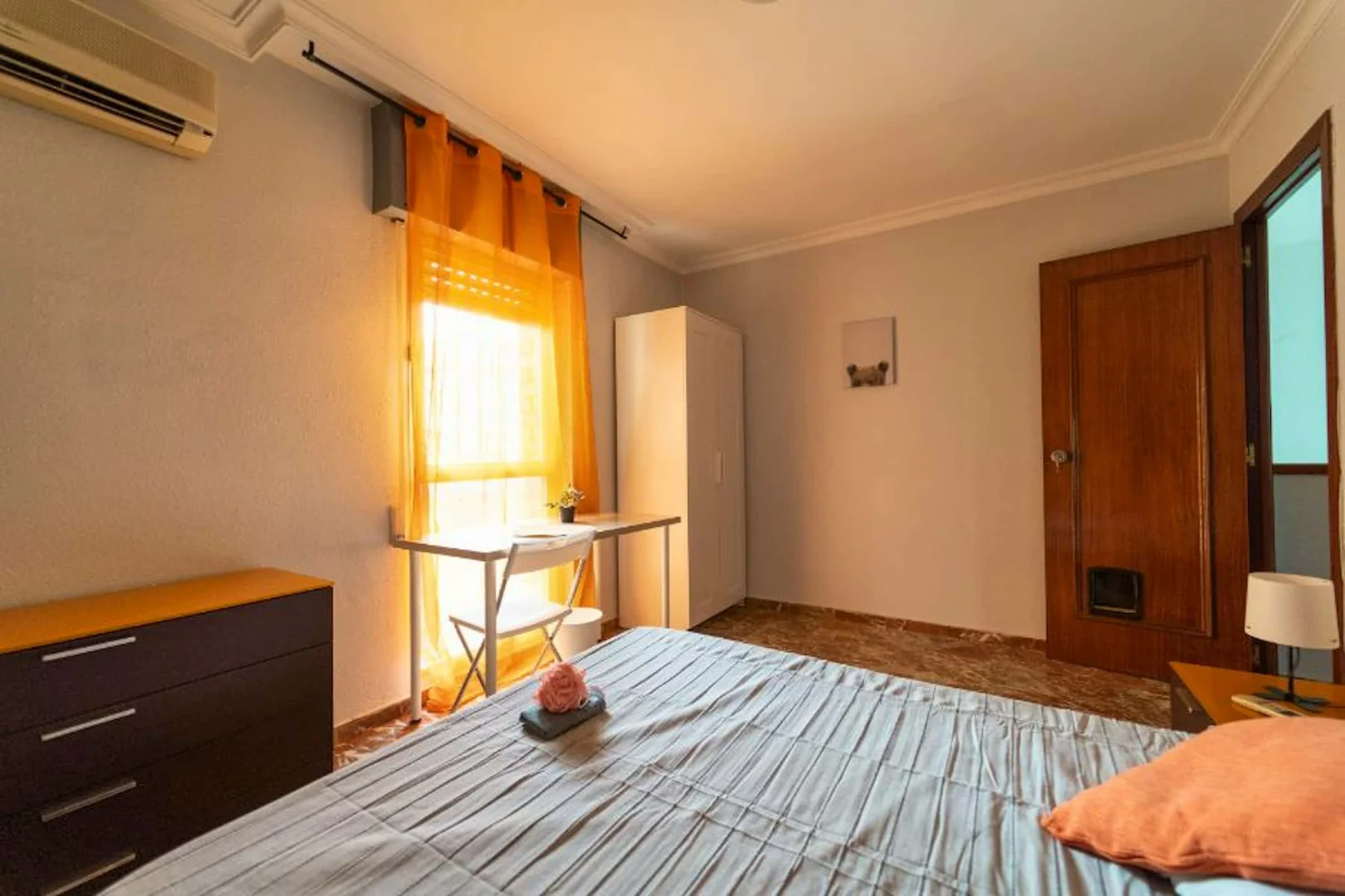 Habitación estudiantil amplia y cómoda en 