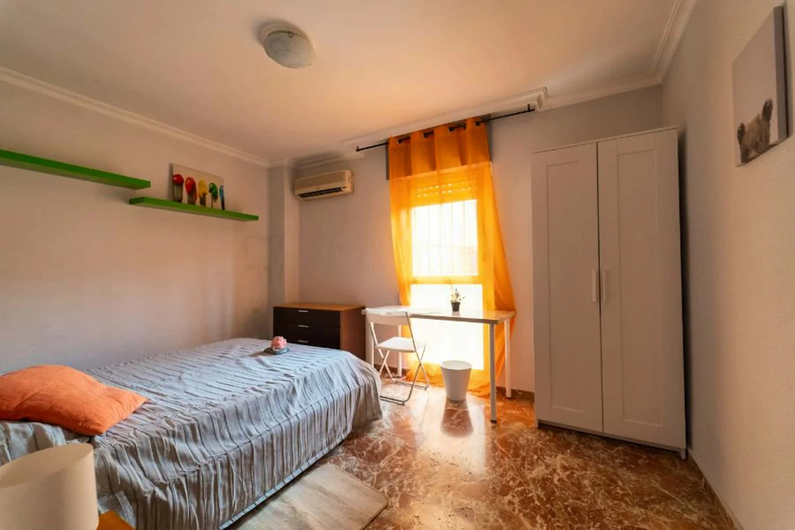 Habitación asequible para estudiantes con buena iluminación en 