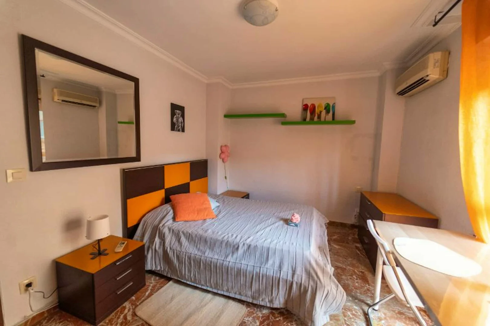 Habitación acogedora para estudiantes disponible en 
