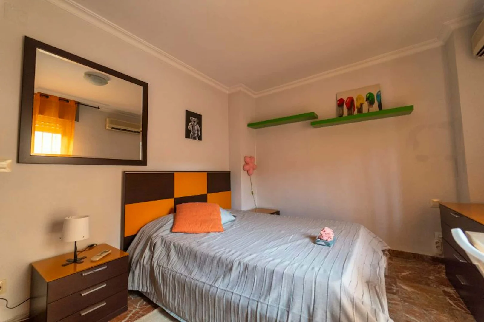 Habitación acogedora para estudiantes disponible en 