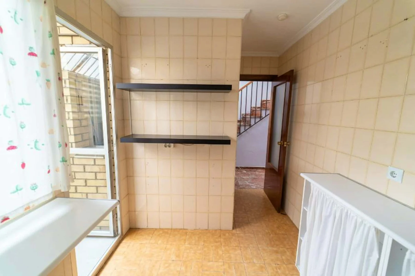 Habitación estudiantil luminosa y aireada con fácil acceso a la universidad en 