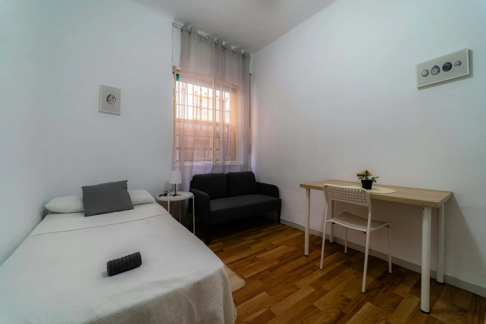  bölgesinde uygun konuma sahip ekonomik öğrenci odası