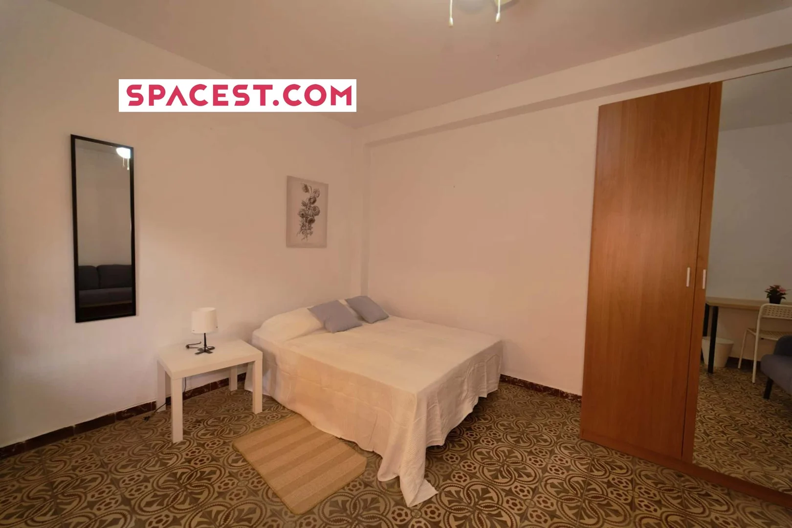 Comfortable and spacious student room in 