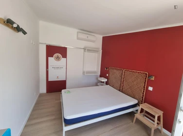 Quarto para alugar com cama de casal em Setubal