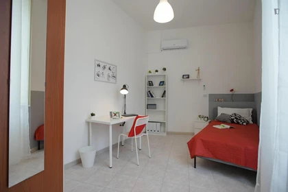 Chambre à louer dans un appartement en colocation à Napoli