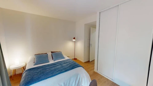 Quarto para alugar com cama de casal em Issy-les-moulineaux