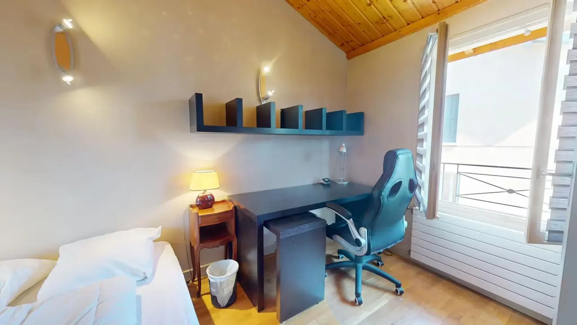 Chambre abordable pour les étudiants avec un bon éclairage dans 
